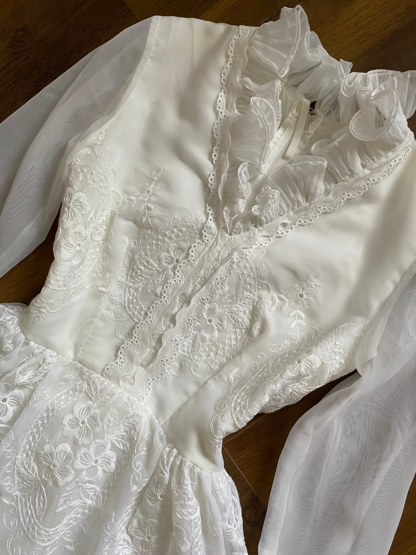 Beautiful white embroidered long sleeve wedding dress uk 6-8