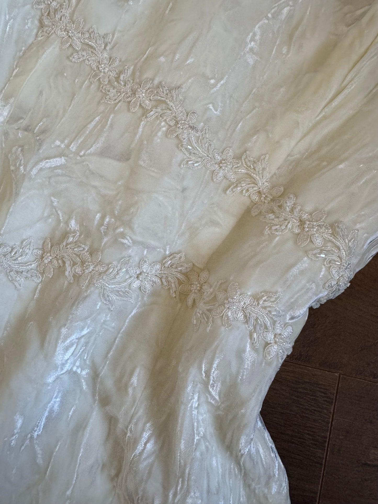 Ivory crinkled velvet wedding dress uk 10-12