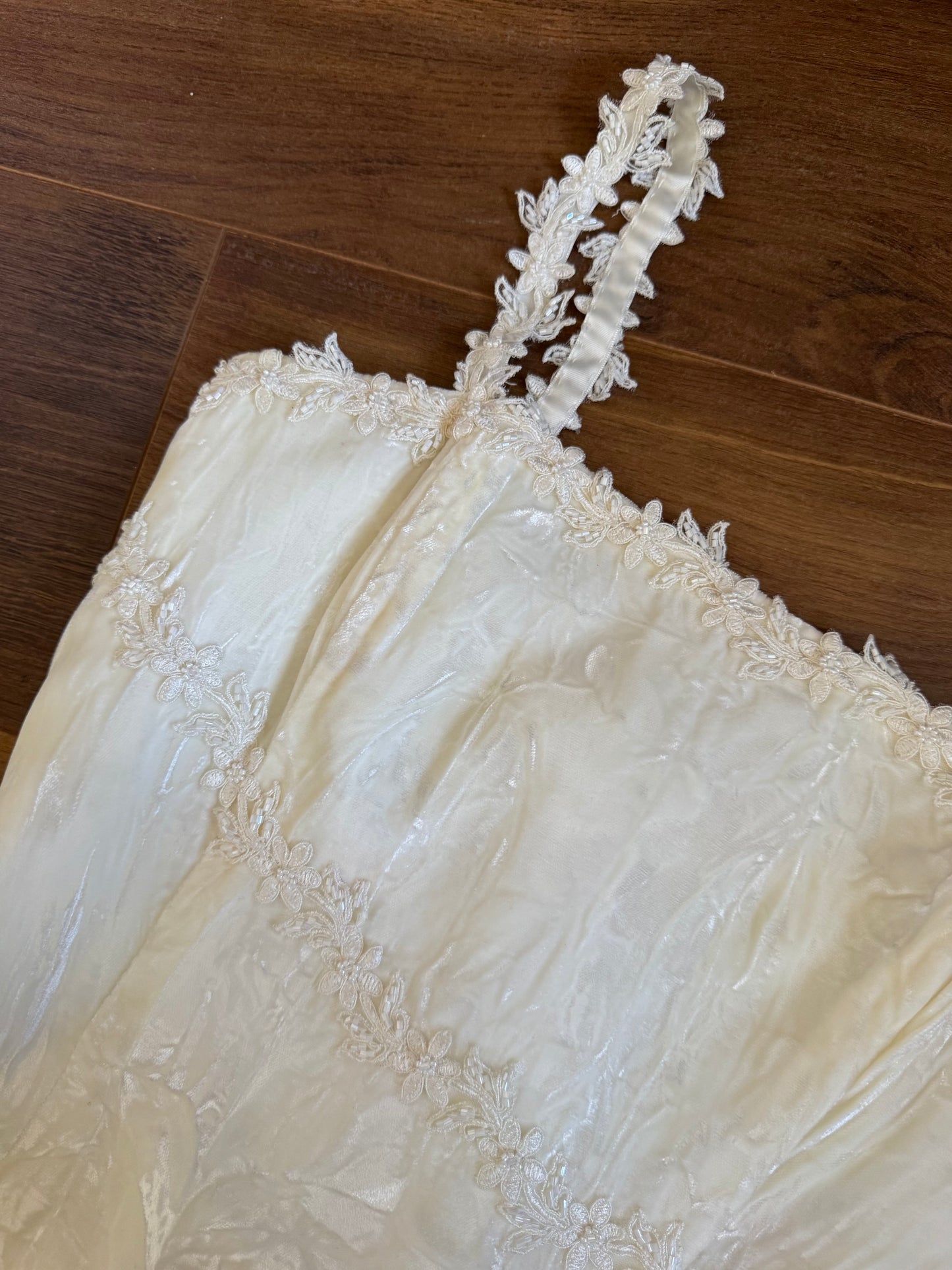 Ivory crinkled velvet wedding dress uk 10-12