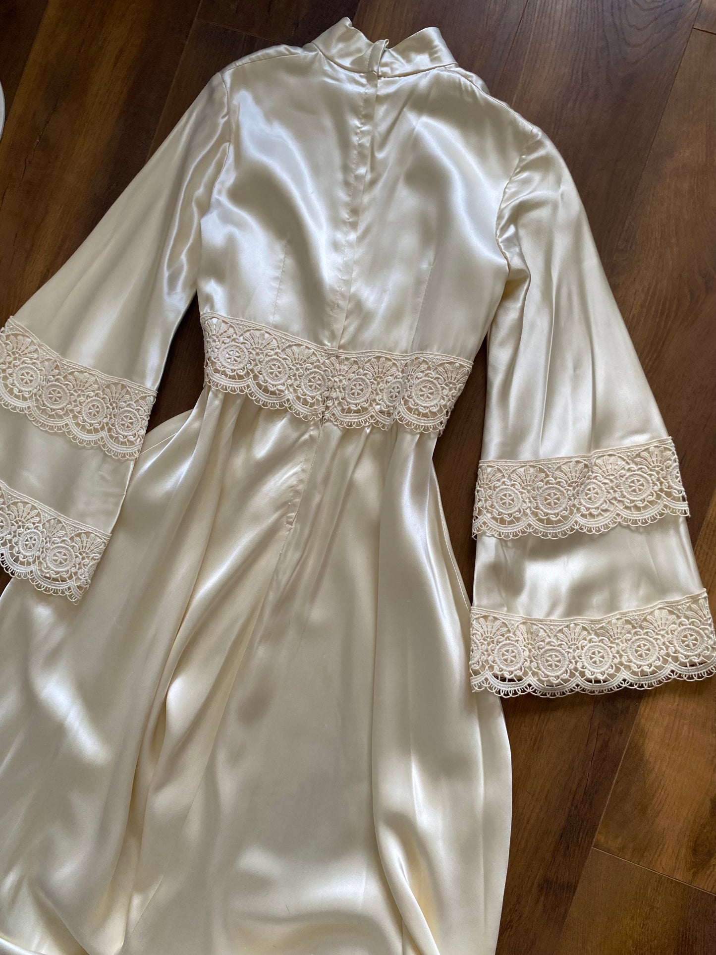Ivory luxury satin long sleeve 70s wedding dress uk 12