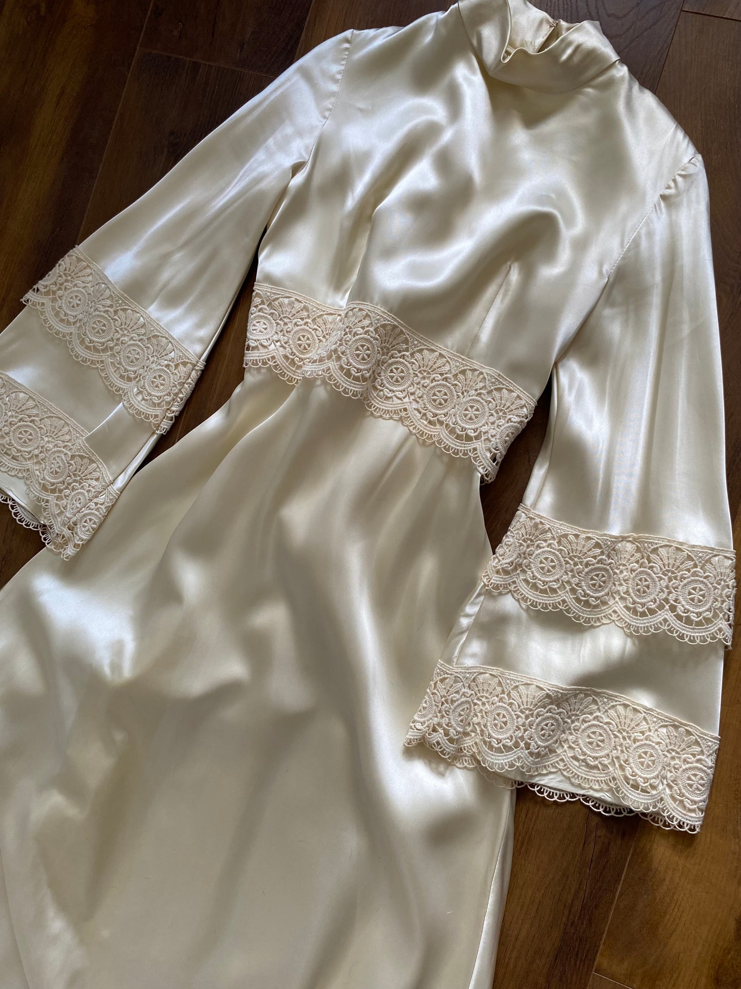 Ivory luxury satin long sleeve 70s wedding dress uk 12
