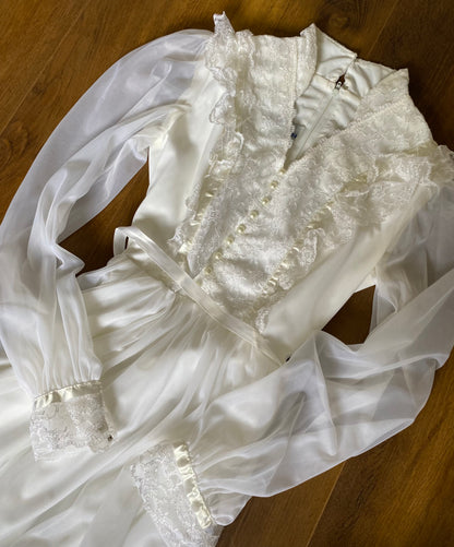 Beautiful white long sleeve lace wedding dress UK 12