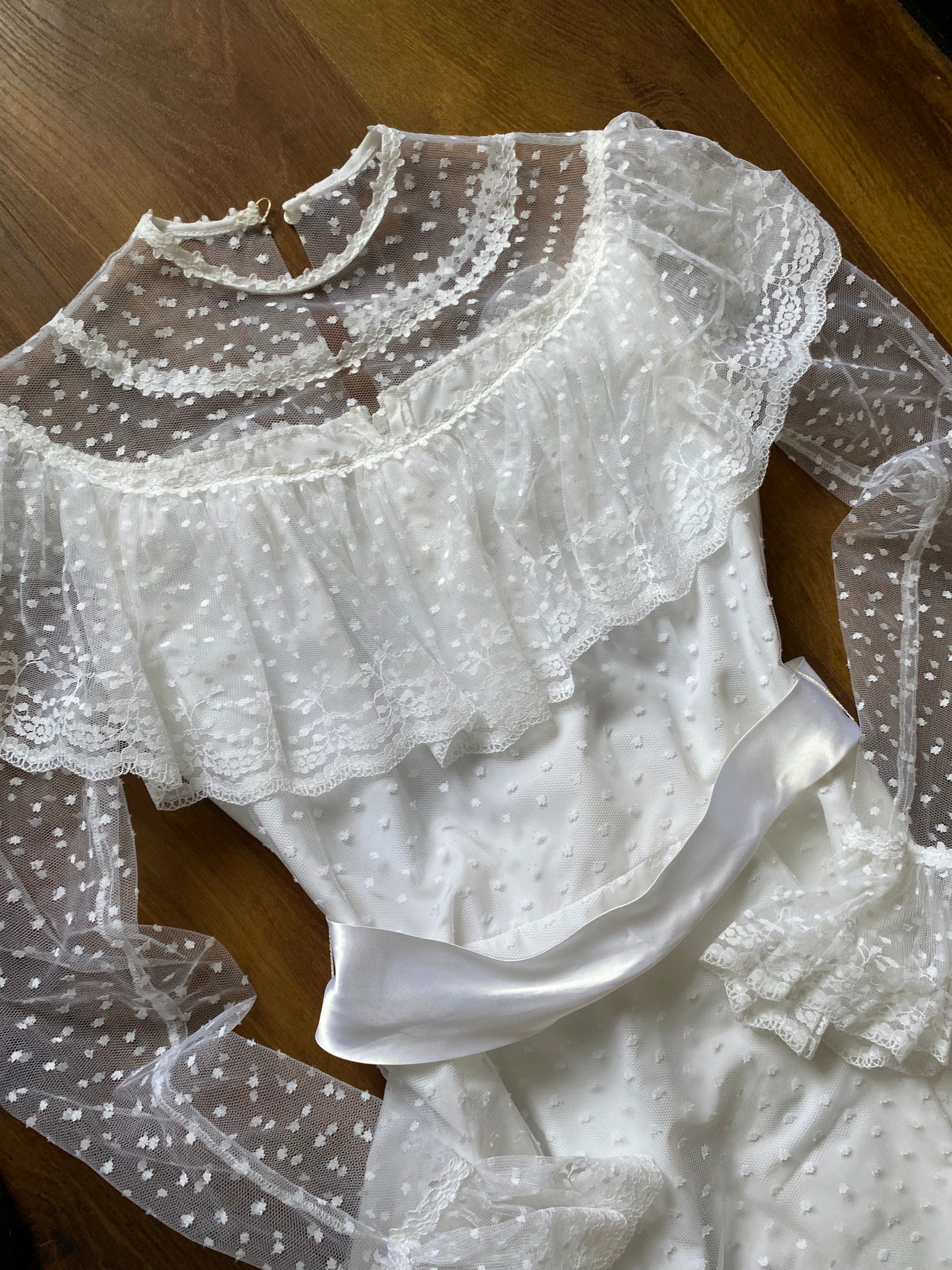 White 70s lace long sleeve wedding dress UK 10