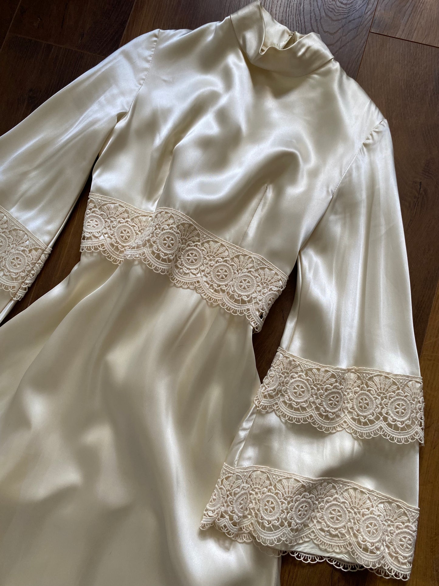 Ivory luxury satin long sleeve 70s wedding dress uk 12