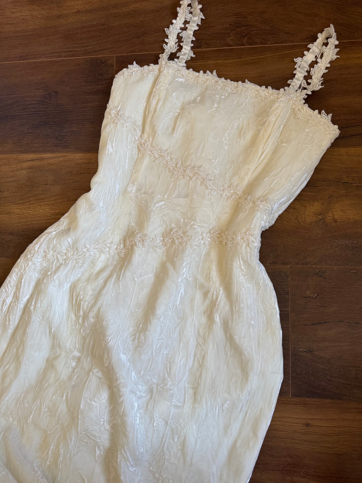 Ivory crinkled velvet wedding dress uk 10-12