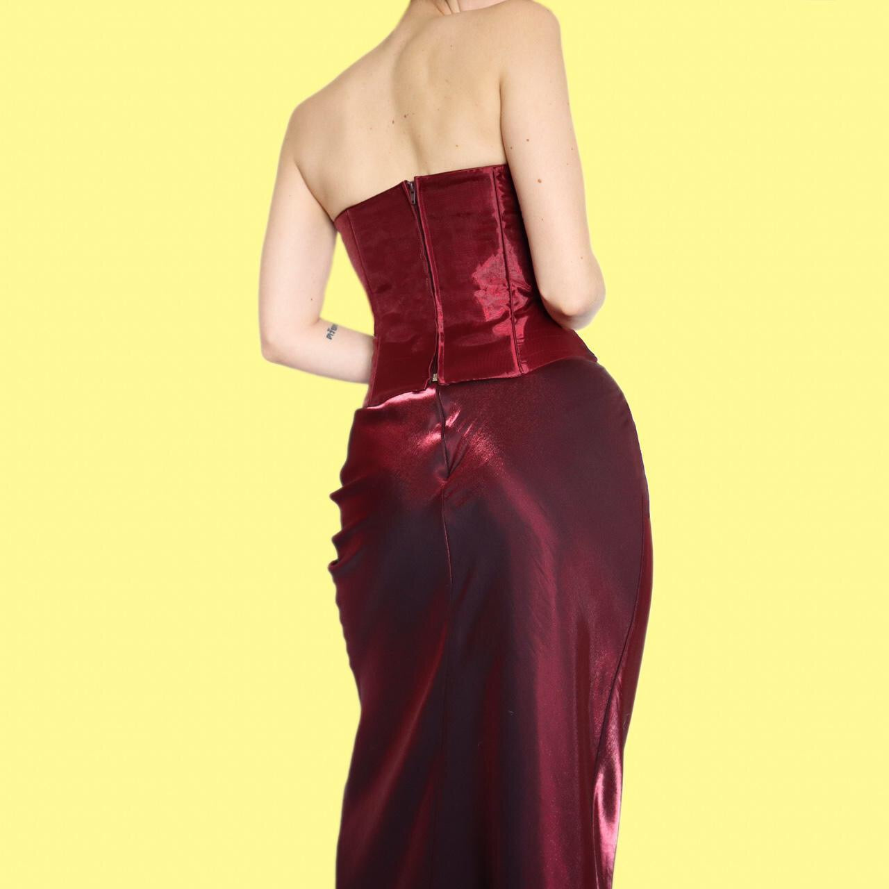 Beautiful YVE red silky 2 piece corset/skirt set UK 14